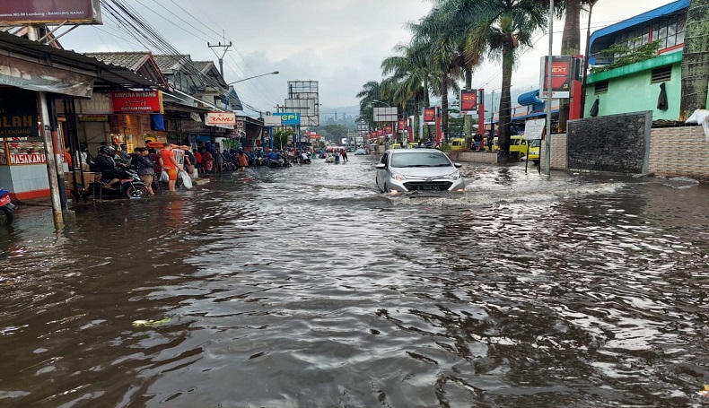 Hujan Deras, Kawasan Pasar Panorama Lembang KBB Tergenang Air Bercampur Limbah