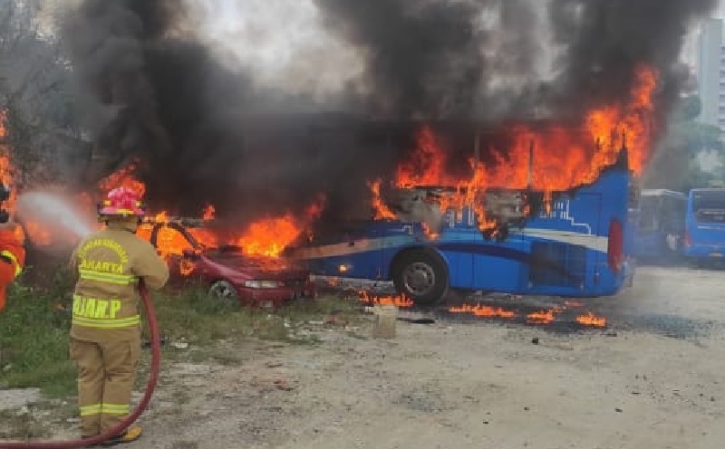 Bus dan Mobil Pribadi Terbakar di Kuningan, Kerugian Capai Rp1,5 Miliar