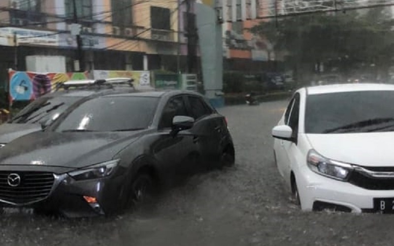 Diguyur Hujan Deras, Sejumlah Lokasi di Jakarta Selatan Tergenang