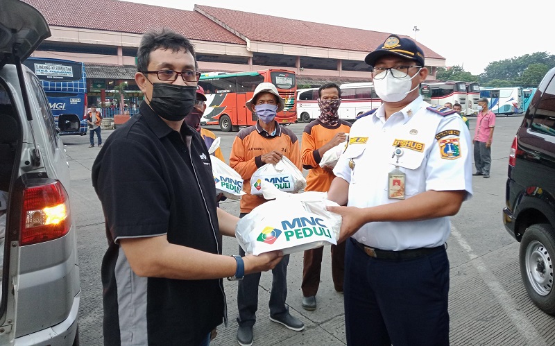 MNC Peduli Bagikan Hampers Makanan untuk Porter Terminal Kampung Rambutan dan Stasiun Kota