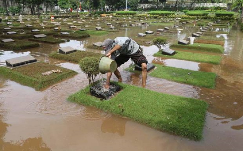Hujan Deras Guyur TPU Jeruk Purut, Sejumlah Makam Terdampak Longsor