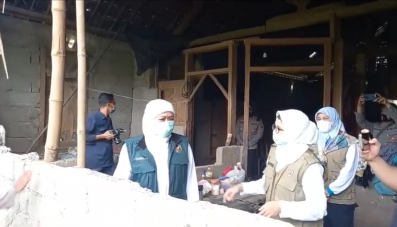 Kunjungi Korban Gempa di Blitar, Gubernur Khofifah Pastikan Bantuan Perbaikan Rumah 