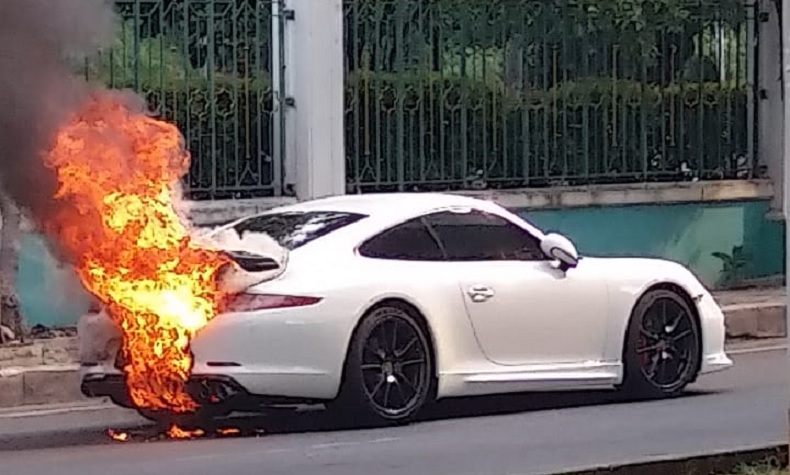 Mobil Porsche Terbakar di Kelapa Gading, Tak Ada Korban