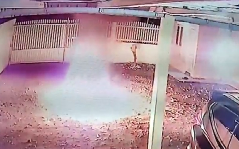 Terekam CCTV, Rumah Warga di Medan Dilempar Molotov 
