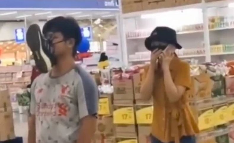Viral Pria Ini Pakai Sepatu sebagai Pengganti Masker saat Belanja di Supermarket