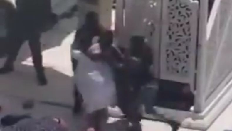 Gagalkan Serangan Khatib Jumat Masjidil Haram, Petugas Keamanan Saudi Banjir Pujian Netizen