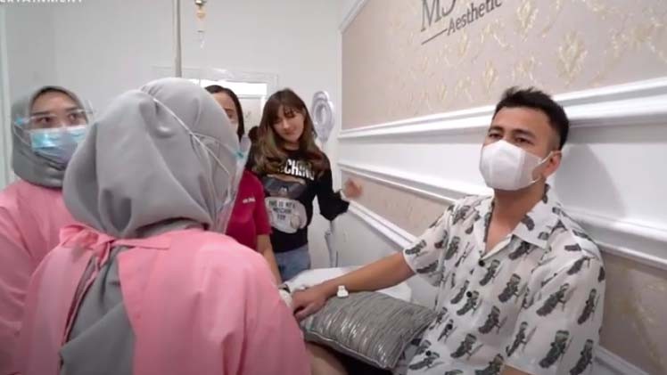 Mewah! Perawatan Wajah Raffi Ahmad Seharga Motor Matik