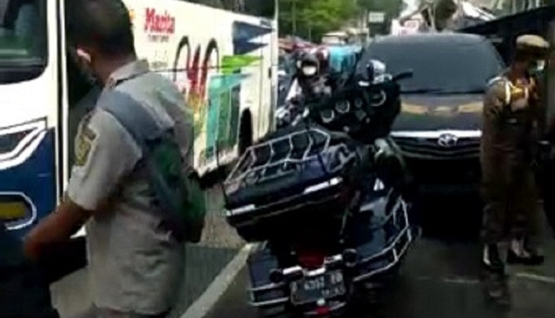 Kronologi Pengendara Moge Tabrak Mobil Satpol PP di Bogor