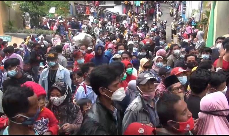 Ratusan Pengunjung Berdesakan di Pintu Masuk Objek Wisata Guci Tegal