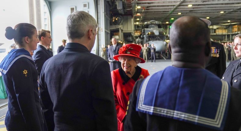 Ratu Elizabeth Kunjungi Kapal Induk HMS Queen Elizabeth sebelum Pelayaran Panjang ke Asia