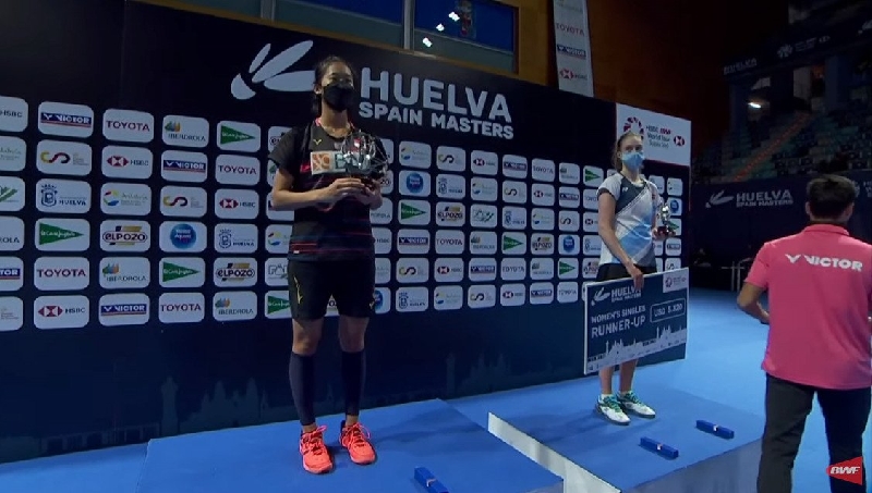 Bangganya Putri KW Raih Gelar Bulutangkis Internasional Pertama di Rumah Sang Idola