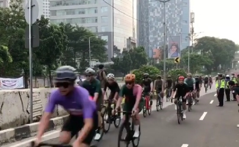 Uji Coba Jalur Sepeda di JLNT Casablanca Dikritik Netizen: Road Bike Lebih Tahan Angin?