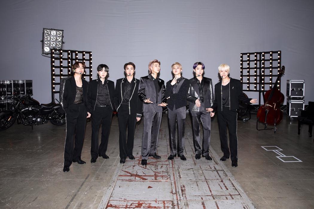 Borong Trofi, BTS Tampil Classy dan Glamor dengan Setelan Serba Hitam di Billboard Music Awards 2021