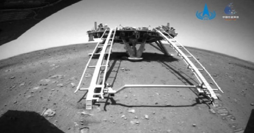  Penjelajah Zhurong China Mulai Bergulir ke Permukaan Mars 