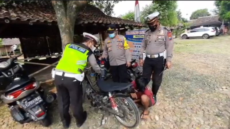 Razia Motor Brong, Polisi Hukum Pelanggar Dengarkan Suara Bising Knalpot    