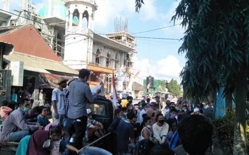 Oknum Kadus Diduga Tawarkan Miras di Musala, Warga Serbu Kantor Desa 