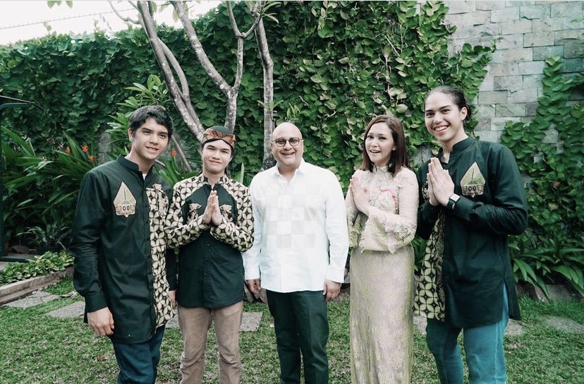 5 Potret Bahagia Maia Estianty Bersama Al, El, dan Dul yang Kini Beranjak Dewasa