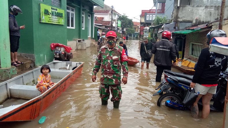 Sektor 7 Satgas Citarum Harum Evakuasi Warga Korban Banjir di Baleendah-Dayeuhkolot