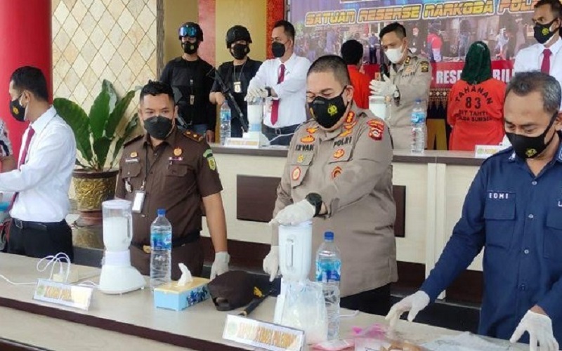 Polrestabes Palembang Musnahkan Barang Bukti dari Kampung Narkoba 