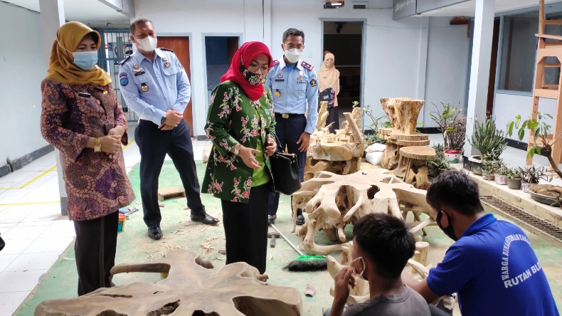 Blusukan ke Rutan, Istri Bupati Blora Janji Beli Hasil Pelatihan Napi 