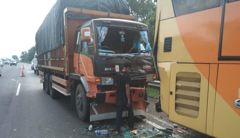 Perbaiki Bus Mogok di Tol Cipularang Purwakarta, Mekanik Tewas Ditabrak Tronton