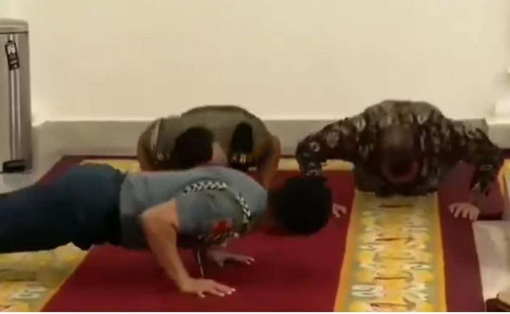 Viral Adu Push Up Mensesneg dengan Ajudan Presiden Jokowi