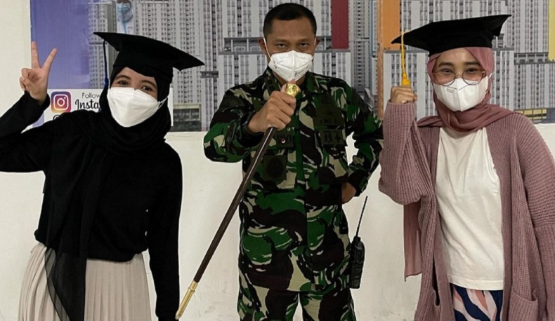 Sembuh Covid-19, Fatin dan Arafah Pulang dari Wisma Atlet Pakai Toga