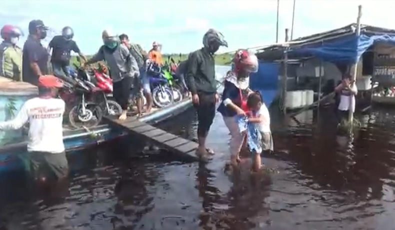 Jalan Trans Kalimantan Banjir, Pengendara Motor Sewa Perahu untuk Melintas