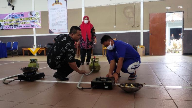 Napi Narkoba Penghuni Rutan Blora Diberi Pelatihan Batik Cap dan Tulis