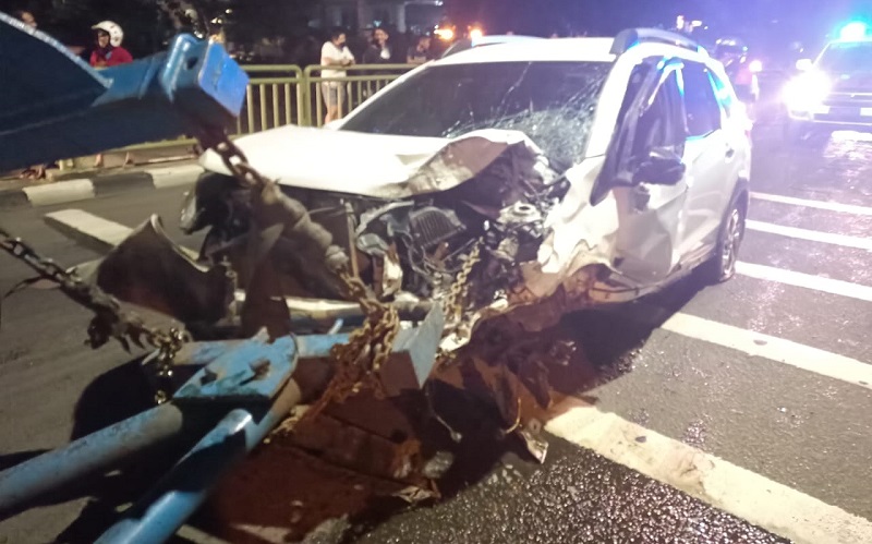 Tabrak Pohon dan Tiang Listrik di Tebet, Mobil Ini Ringsek Parah di Bagian Depan