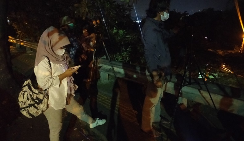 Puluhan Warga Bogor Antusias Saksikan Gerhana Bulan Total dari Jembatan Cinta