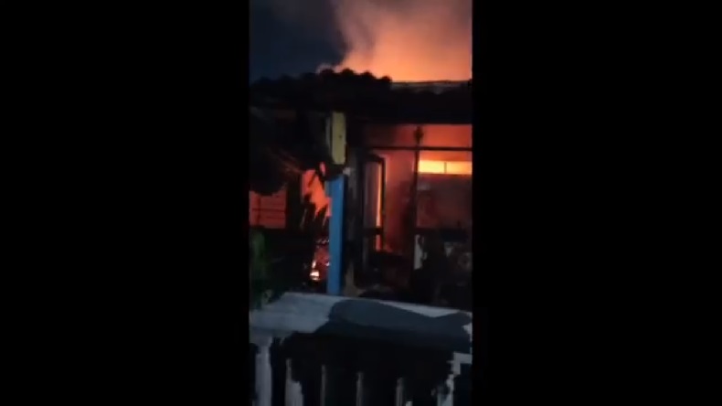 Rumah Kakek Pikun di Makassar Terbakar, Warga Ramai-Ramai Padamkan Api