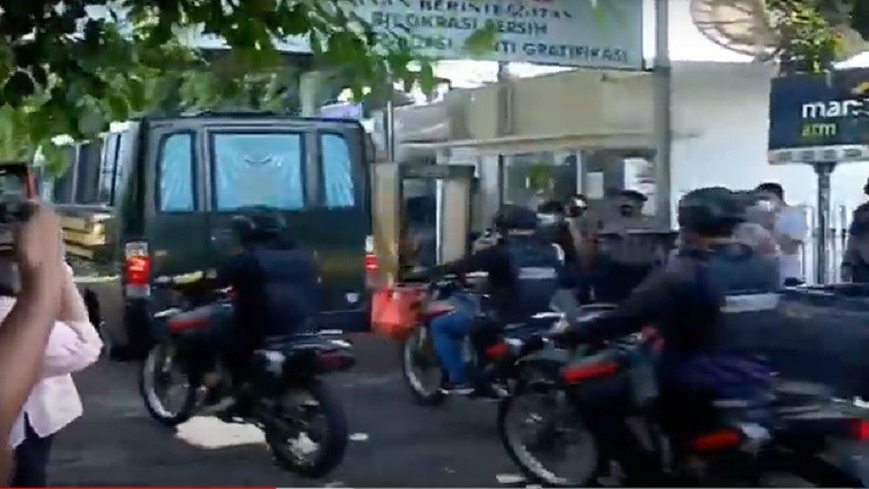Dikawal Pasukan Bermotor Brimob, Mobil Tahanan Habib Rizieq Shihab Tiba di PN Jaktim