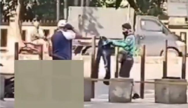 Viral, Abang Ojol Lepas Kaos untuk ODGJ Telanjang, Netizen: Moga Tambah Rezekinya Ya
