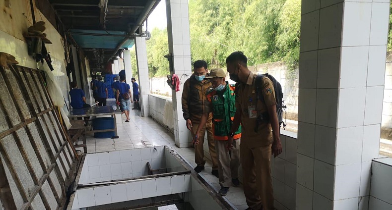 Buang Limbah Sembarangan, Pabrik Baso Ikan di Kapuk Muara Ditutup Sementara