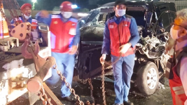 Mobil APV Hantam Truk Tronton di Tol Tanjung Barat, Tujuh Orang Terluka