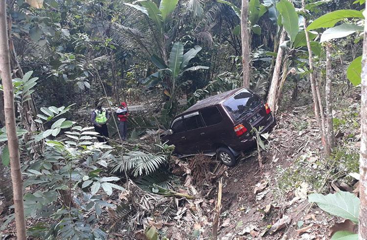 Pengemudi Ngantuk, Mobil Kijang Terjun ke Jurang Sedalam 3 Meter