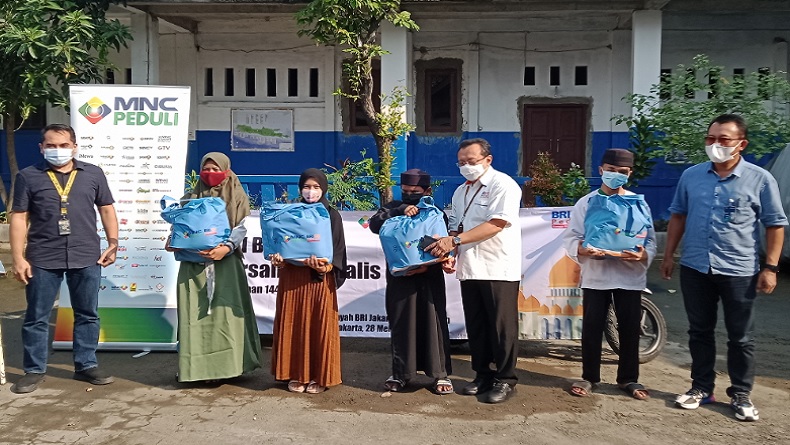 MNC Peduli dan BRI Salurkan Paket Sembako kepada Yayasan Al Wathoniyah Jakarta Timur