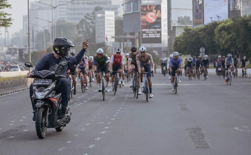 Heboh Pemotor Acungkan Jari Tengah ke Pesepeda di Sudirman-Thamrin, Netizen: Pelat AA Kebumen