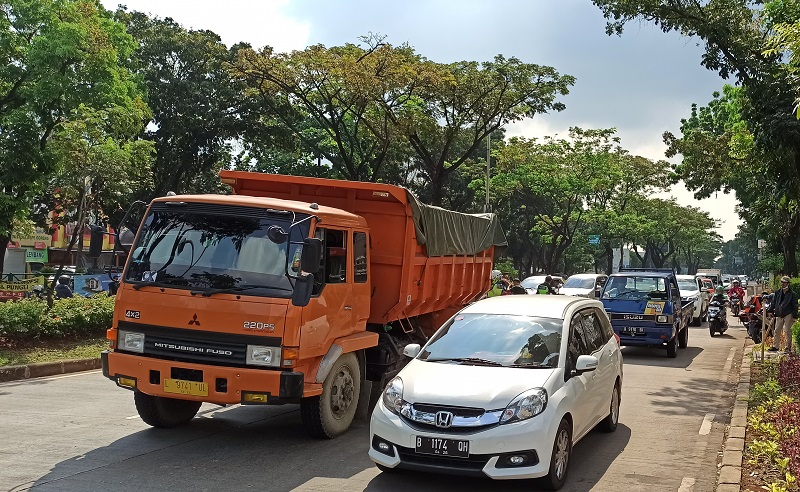 Truk Bermuatan Barang Patah Baut Roda di Serpong, Lalu Lintas Tersendat