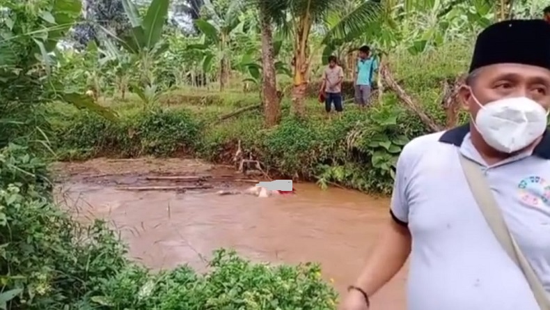Mayat Pria Berkaos Merah Ditemukan Mengambang di Sungai Tulung Balak Lampung Utara