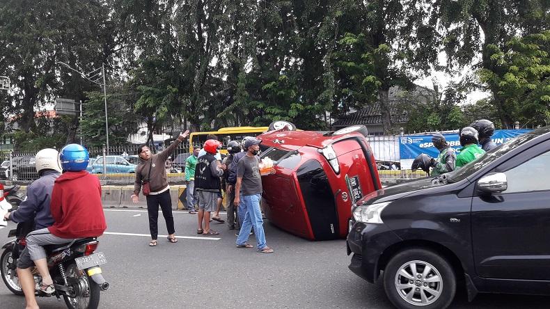 Pengemudi Diduga Ngantuk, Mobil Tabrak Separator dan Terbalik di Gunung Sahari