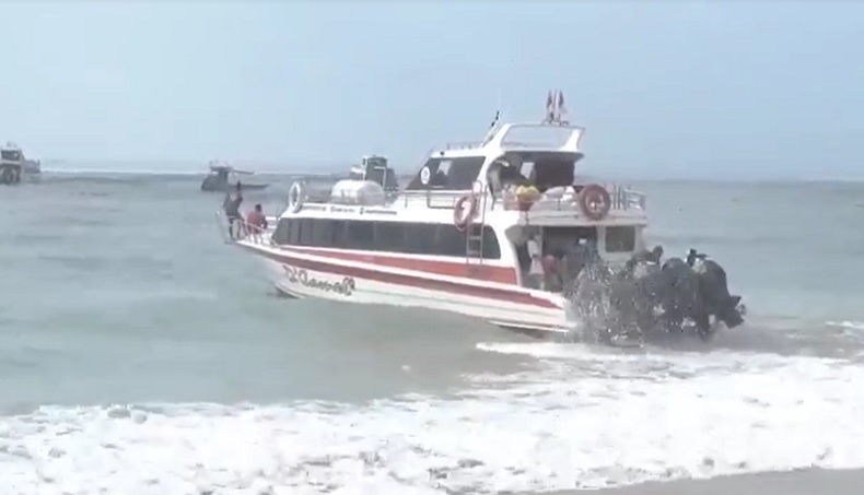 Penyeberangan di Pelabuhan Sanur Dipindah akibat Terjangan Gelombang Tinggi
