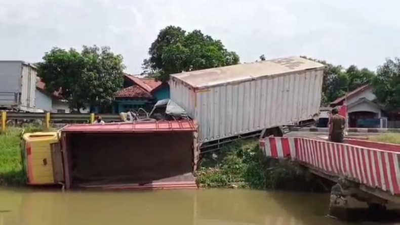 Mobil Boks Tabrak Truk di Pantura Indramayu, Sopir Luka Berat