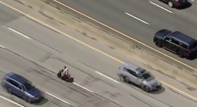 Viral Pengendara Motor Lawan Arah di Jalan Tol Hindari Kejaran Polisi 