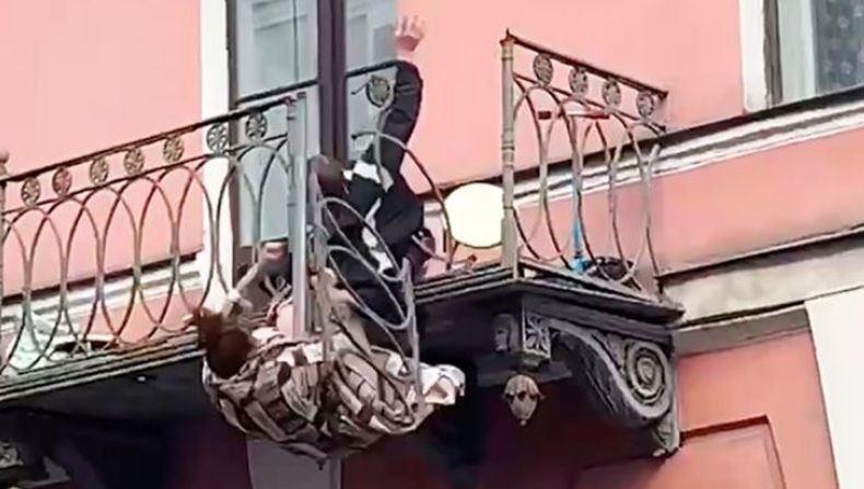 Terekam Kamera, Pasangan Suami Istri Berkelahi sampai Jatuh dari Balkon