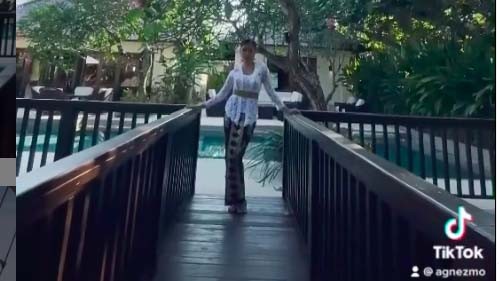 Pakai Kebaya Tradisional Bali, Agnez Mo Tampil Cantik Bak Supermodel