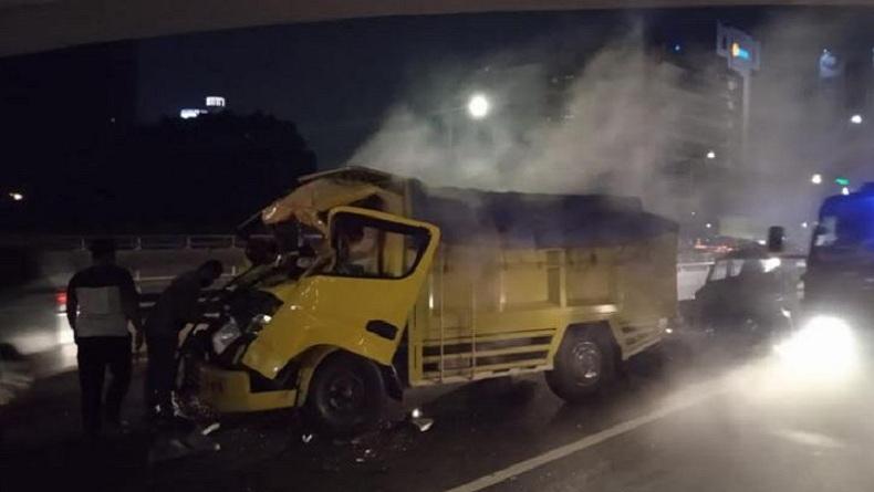 Kecelakaan Truk di Jalan Tol Layang Kuningan, Ada Penumpang Terluka 