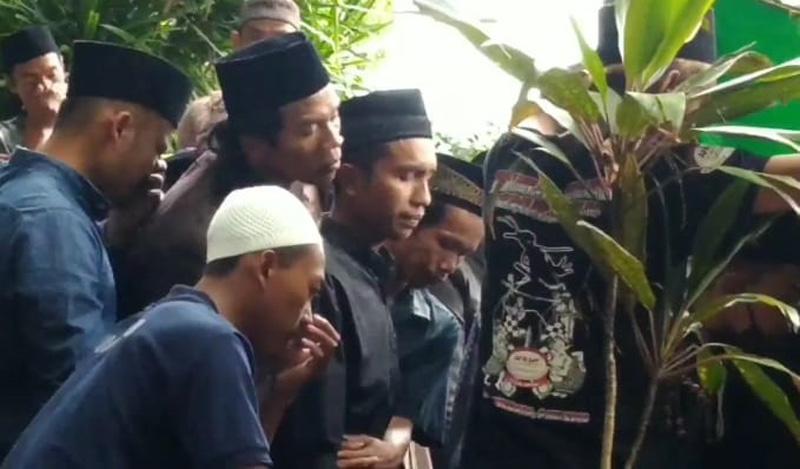  Isak Tangis Keluarga Iringi Pemakaman Jenazah Korban Kecelakaan Maut di Wonosobo