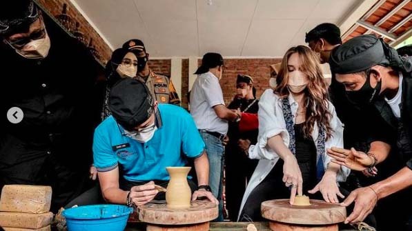 Seru, Sandiaga Uno dan Cinta Laura Kompak Bikin Keramik di Desa Cibuntu